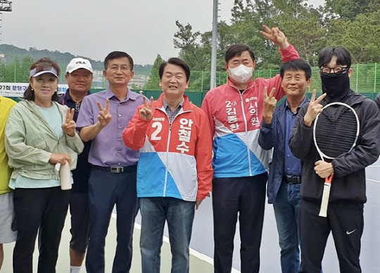 안철수(가운데) 국민의힘 경기 성남시 분당구갑 국회의원 보궐선거 후보는 29일 오전 경기도 성남시 분당구 백현동에서 김종환(오른쪽 세번째) 성남시의원 후보(성남시 카 선거구)와 함께 지역 테니스 동호회원 10여명을 만나 기념사진을 촬영했다.<안철수 국회의원 후보 캠프 제공 사진>
